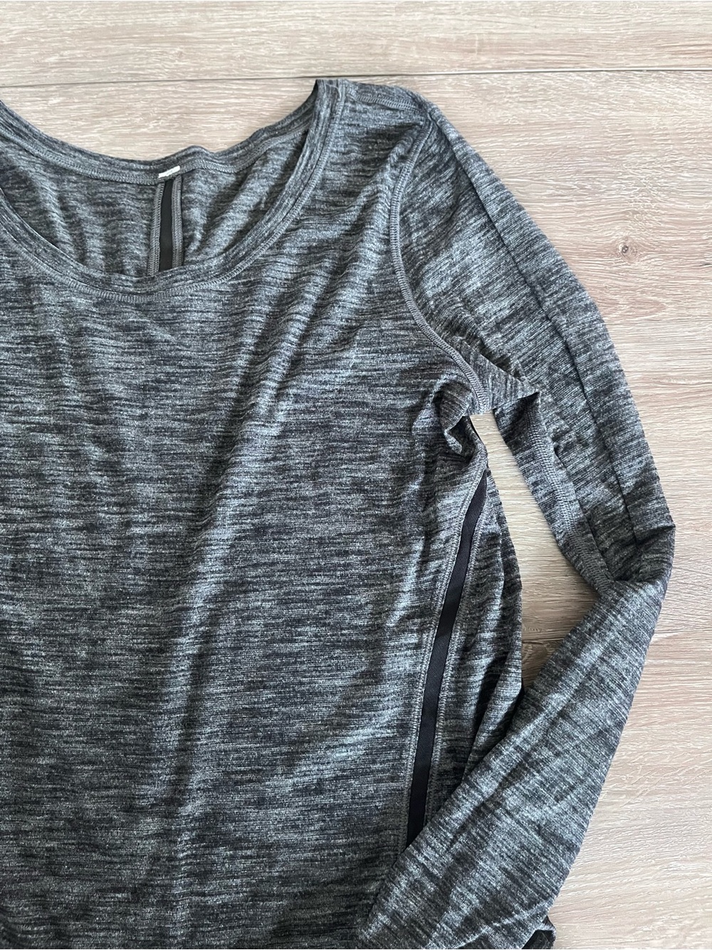 Lululemon Women's Long Sleeve Heathered Gray Top - Picture 5 of 7